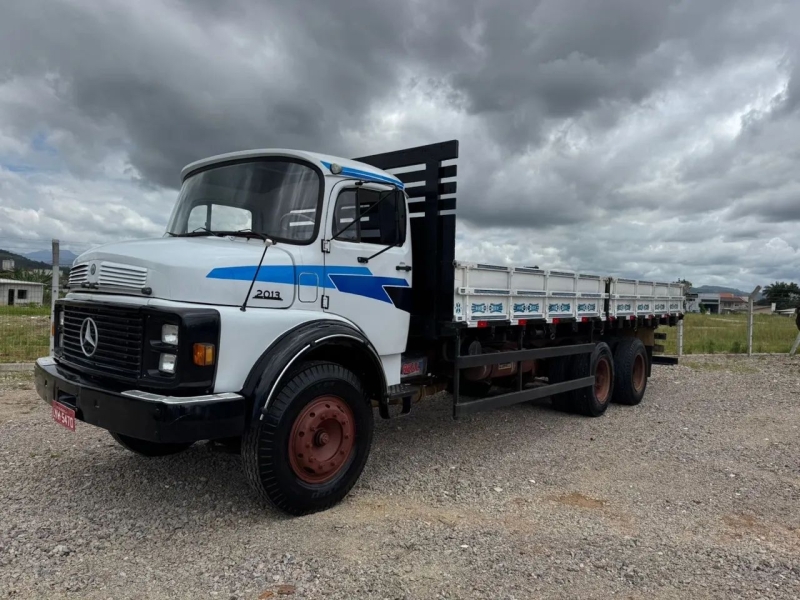 MERCEDES-BENZ L-2013 3-Eixos 2p (diesel)